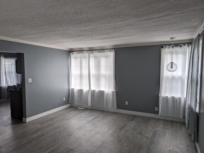 Photo - 45723 Lewis Ave