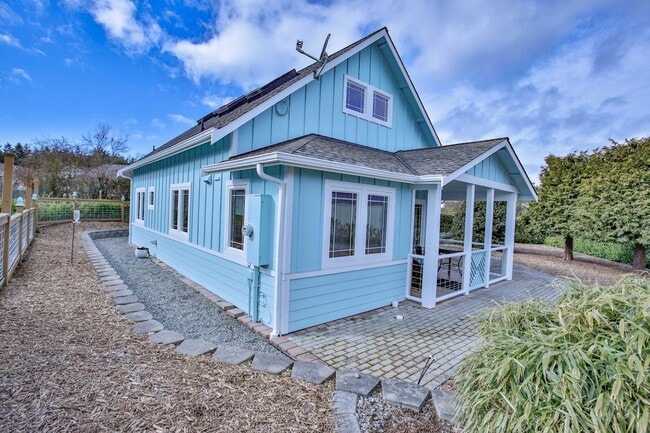Photo - Beautiful Furnished Cottage Moments from Front Street in Coupeville!