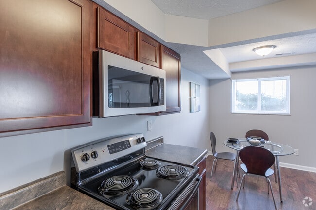 2BR, 1BA - 940 SF