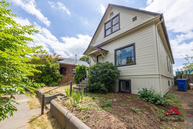 Photo - 542 NE Brazee St