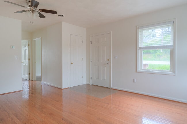 Photo - 907 Giles Rd