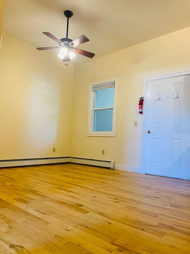 Building Photo - 51 N Champlain St Unit Apt. 2 - Available Now