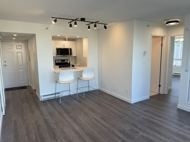 Photo - 811 Helmcken St