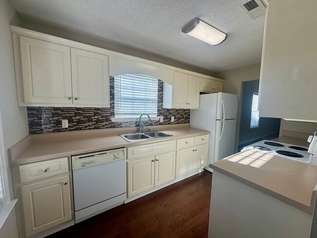 Photo - 1653 Summerwoods Cir