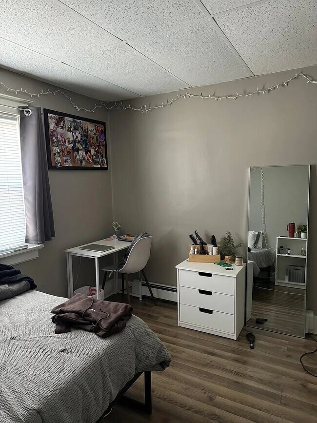 Photo - 221 E 5th St