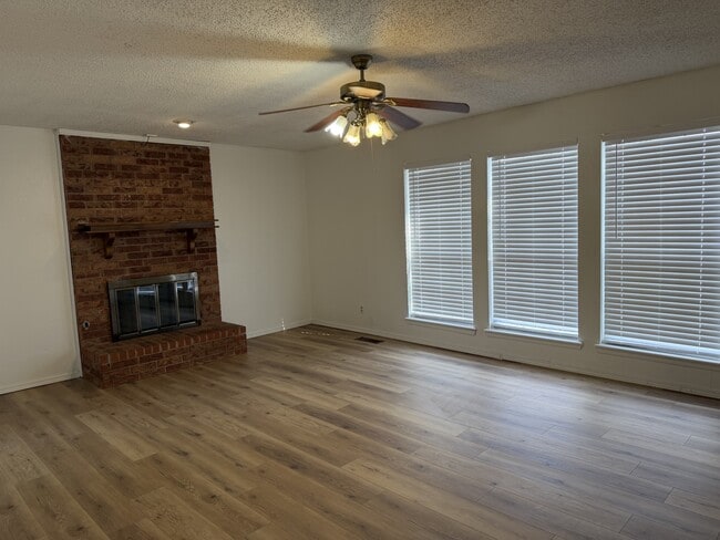 Photo - 202 N Cimarron Dr