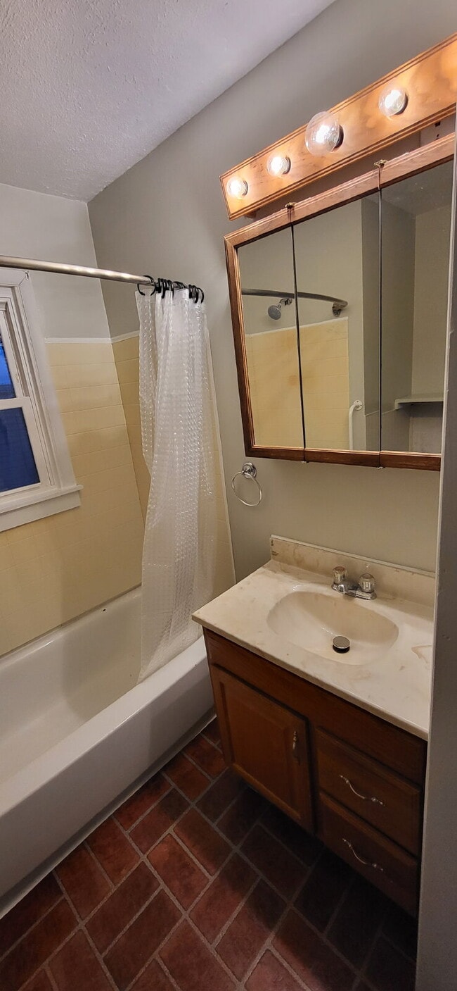 Building Photo - 2-Bed Home