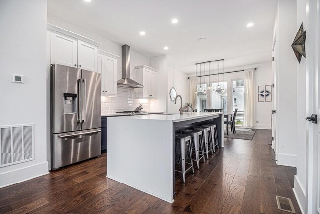 Photo - 366 Gibson St SE