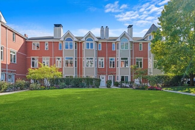 Photo - 2539 N Greenview Ave Condo