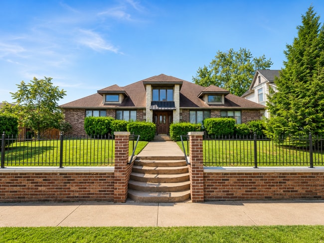Building Photo - 510 E Elm St