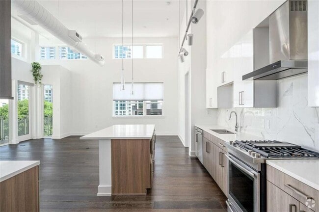 Building Photo - 775 Juniper St NE Unit APT 605