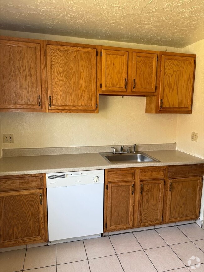 Building Photo - Warrensville Heights Townhome