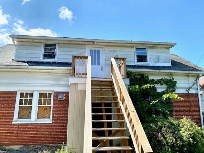 Building Photo - 746 Summit Ave Unit Garage Apt