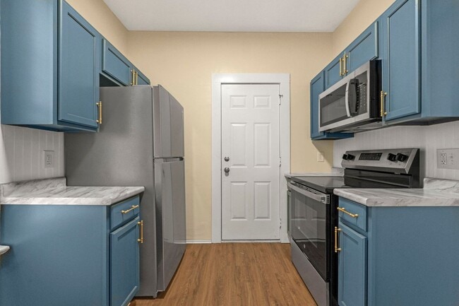 Building Photo - One bedroom available for a move in right ... Unit 918 W. Jefferson Blvd Fort Wayne, IN 46802 Rental