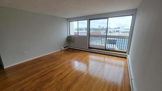Building Photo - 1643 Cambridge St Unit 77