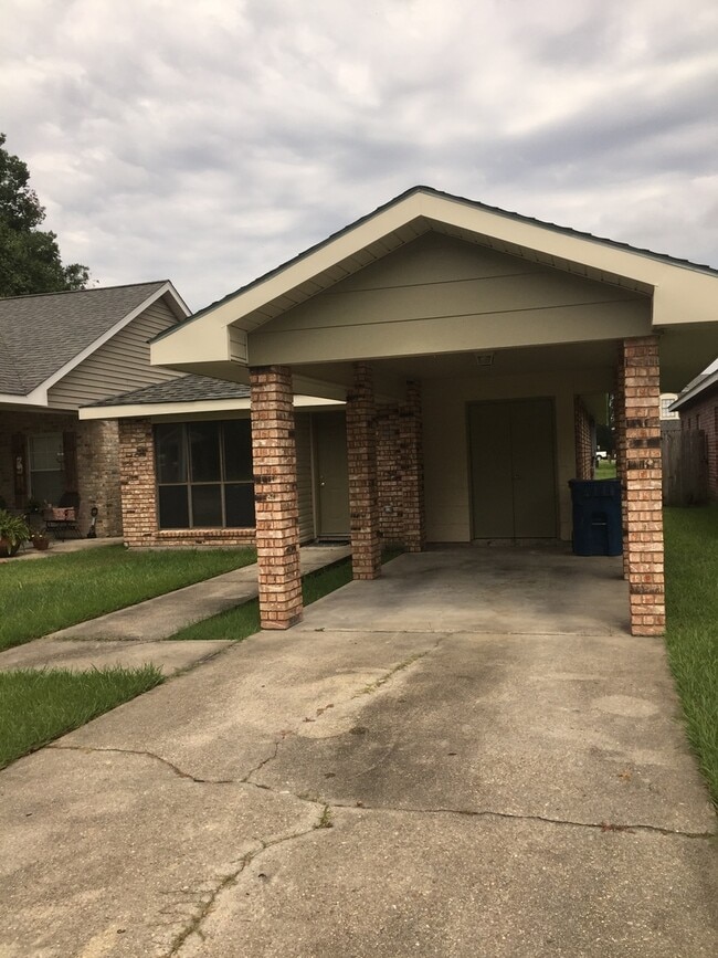 Photo - CUTE 3 BEDROOM 2 BATH! WITH A LARGE BACK YARD!