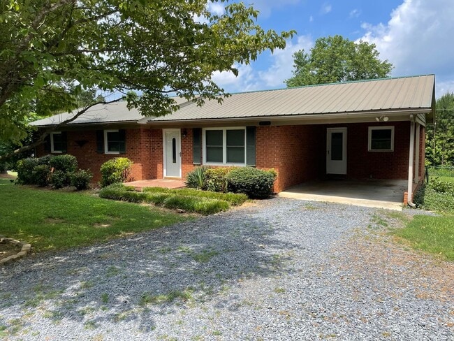 Building Photo - 3 BED, 2 BATH BRICK HOME LOCATED IN COUNTR...