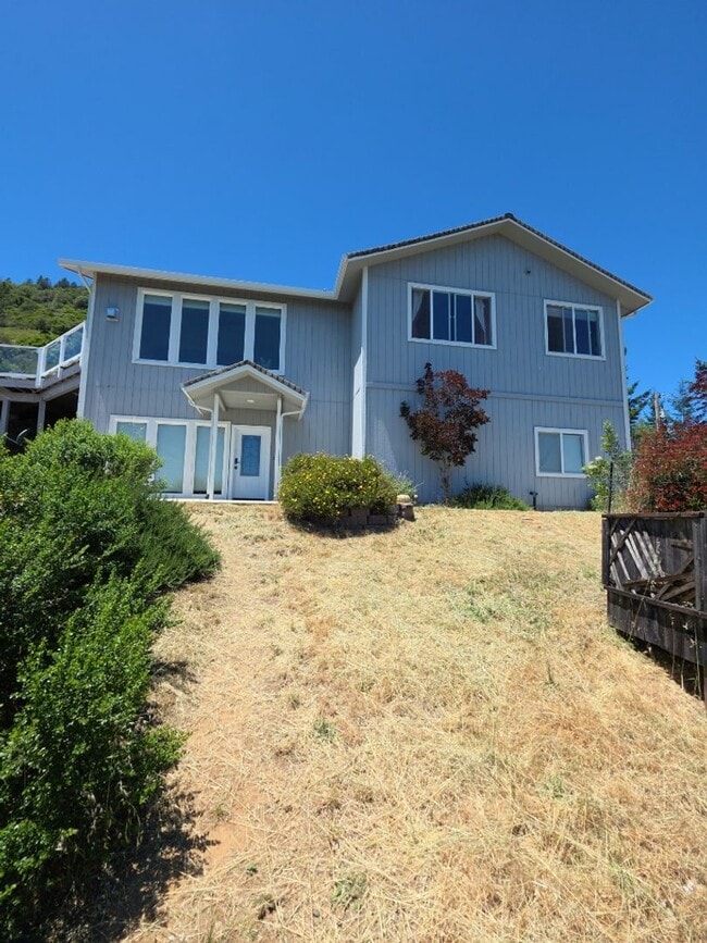 Building Photo - Stunning Lake Views in Riviera West