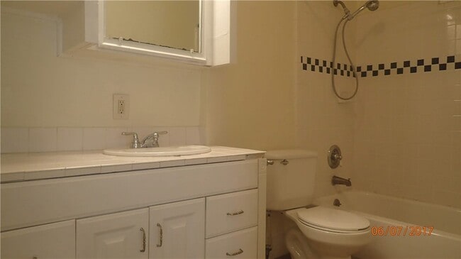 Photo - 5923 Worth St
