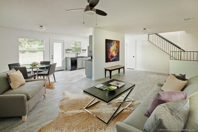 Building Photo - 1601 E 10th St