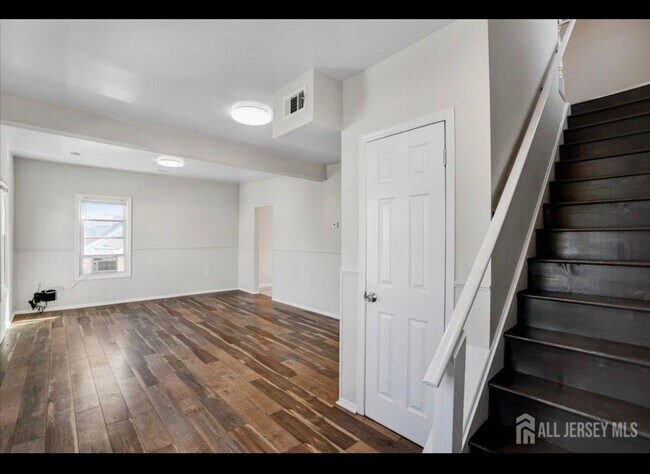 Photo - 111 John St Unit B