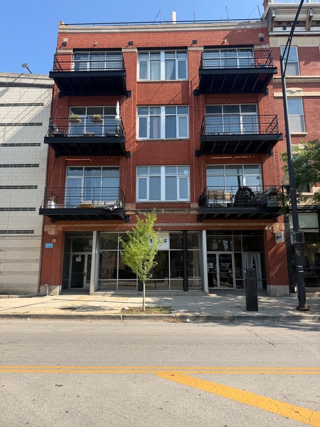 Building Photo - 1344 W Madison St Unit 302