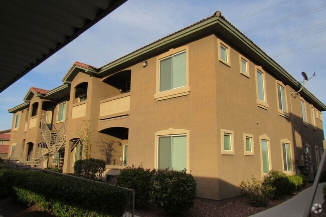Building Photo - Modern Condo in Gated Community! Coming So... Unit 202