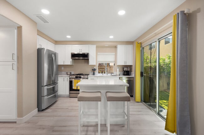 Photo - 2 Piccadilly Ct House