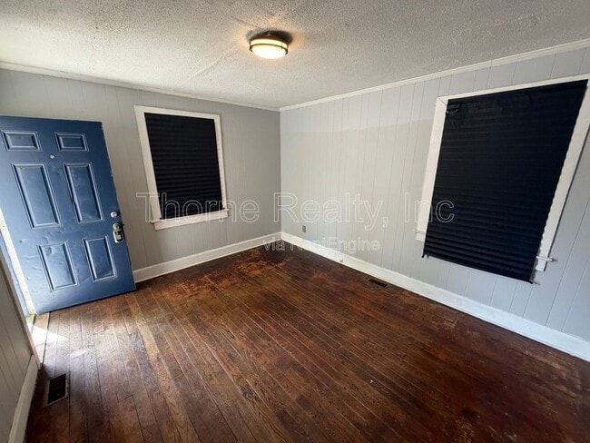 Photo - 905 Pender St