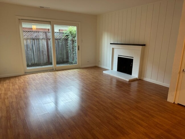 Photo - EPIC REA: 2 BR/1 BA Townhome w/ 1 Parking in Great Corte Madera