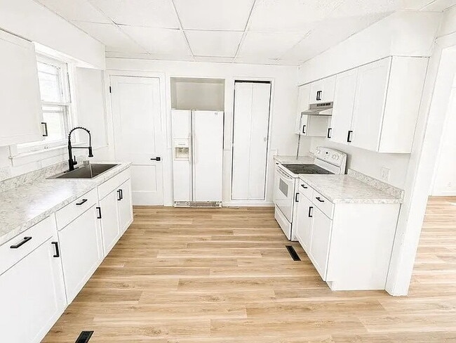 Building Photo - 405 N Kenilworth Ave