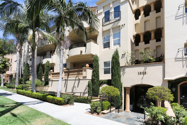 Photo - La Fontaine West