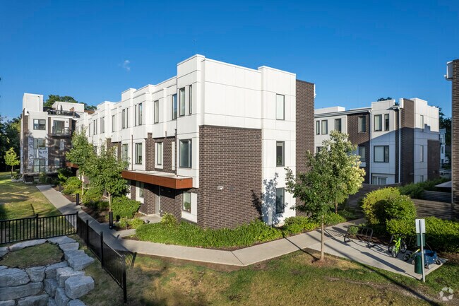 Building Photo - Towns on the Ravine