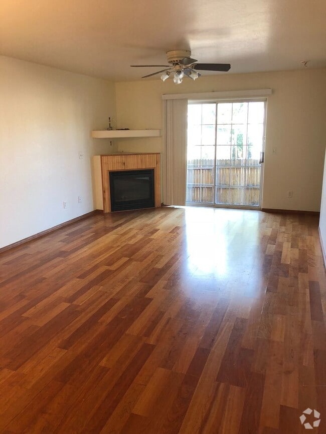 Building Photo - COMING SOON! 3 Bed/2 Bath Condo on Switzer...