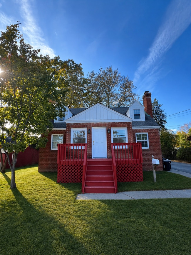 Building Photo - Pennington Rd, Ewing, NJ – 6BR / 2BA. Large single-family home near TCNJ with spacious driveway
