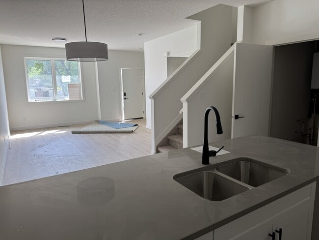 Building Photo - 9636-9160 160 St NW Unit 1