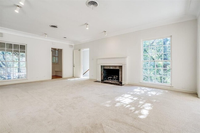 Building Photo - "Charming 3-Bedroom Home on University Blvd – Spacious 2402 Sq Ft with 2 Full Baths in Prime Univ...