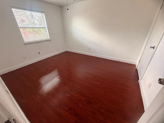 Photo - 1112 Park Center Ct