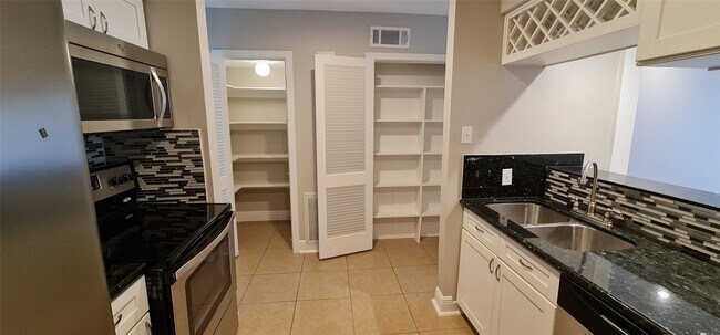 Building Photo - 3300 Yorktown St Unit 19