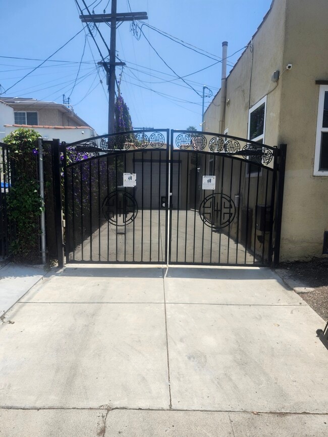 Building Photo - 7216 Waring Ave