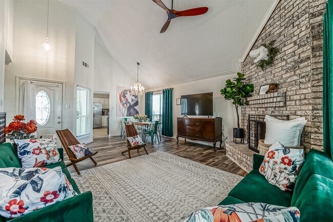 Photo - 718 Regency Ct