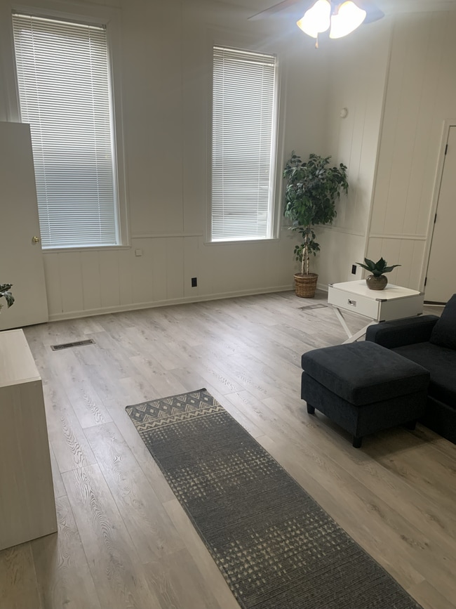 Sala de estar abierta - 140 N Canal St