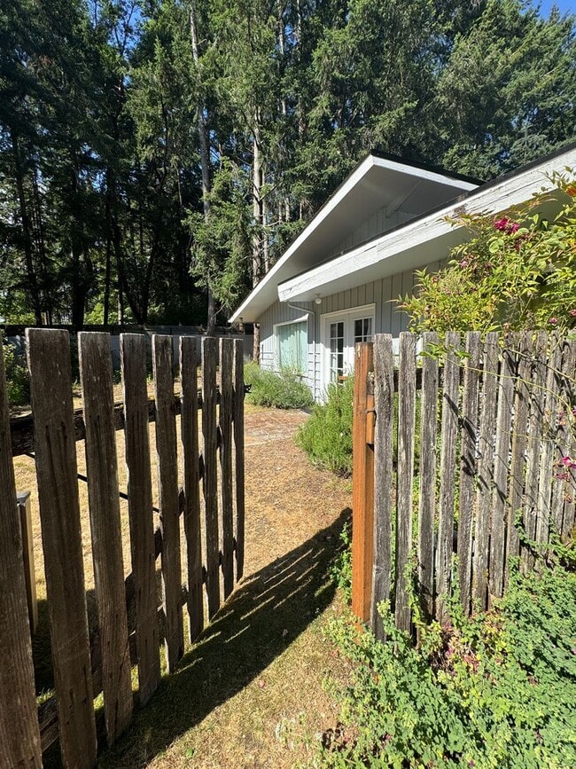 Photo - Quaint 2/1 in Gig Harbor!