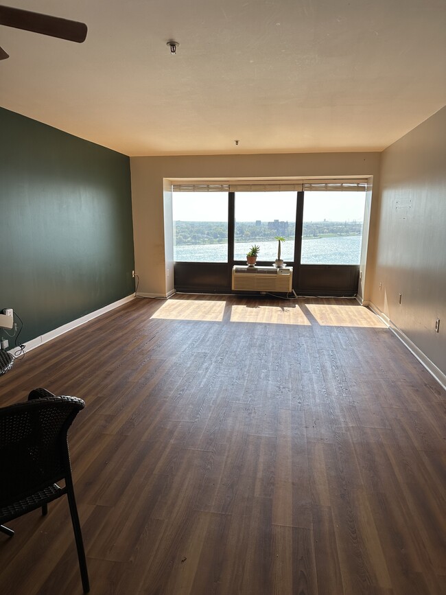 Building Photo - 300 Riverfront Dr Unit Riverfront 17E