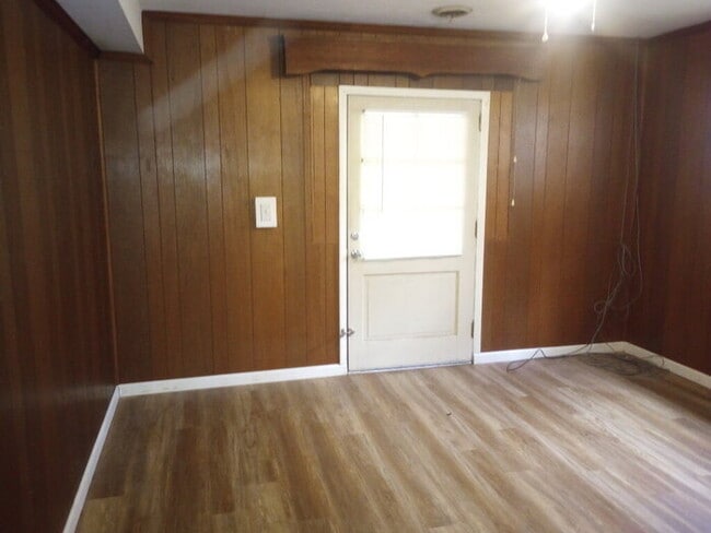 Photo - 706 W Lee Rd
