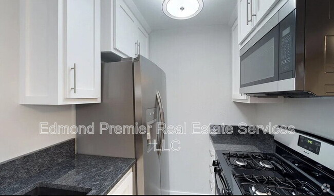Building Photo - 205 E Hurd St Rental