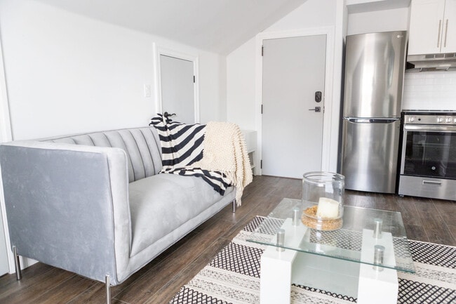 Photo - 2014 Edinburgh Dr Unit ID1226157P