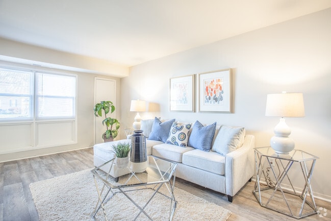 2BR,1BA,-994SF