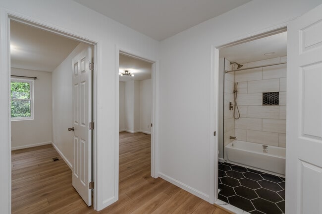 Photo - 5120 Queensberry Ave