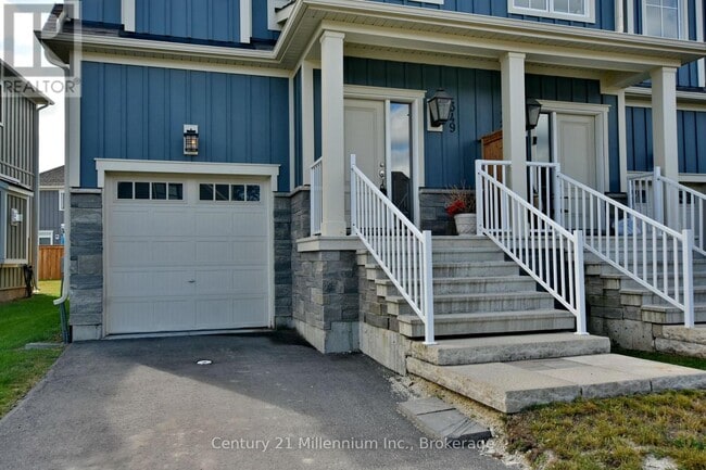 Photo - 349 Yellow Birch Cres